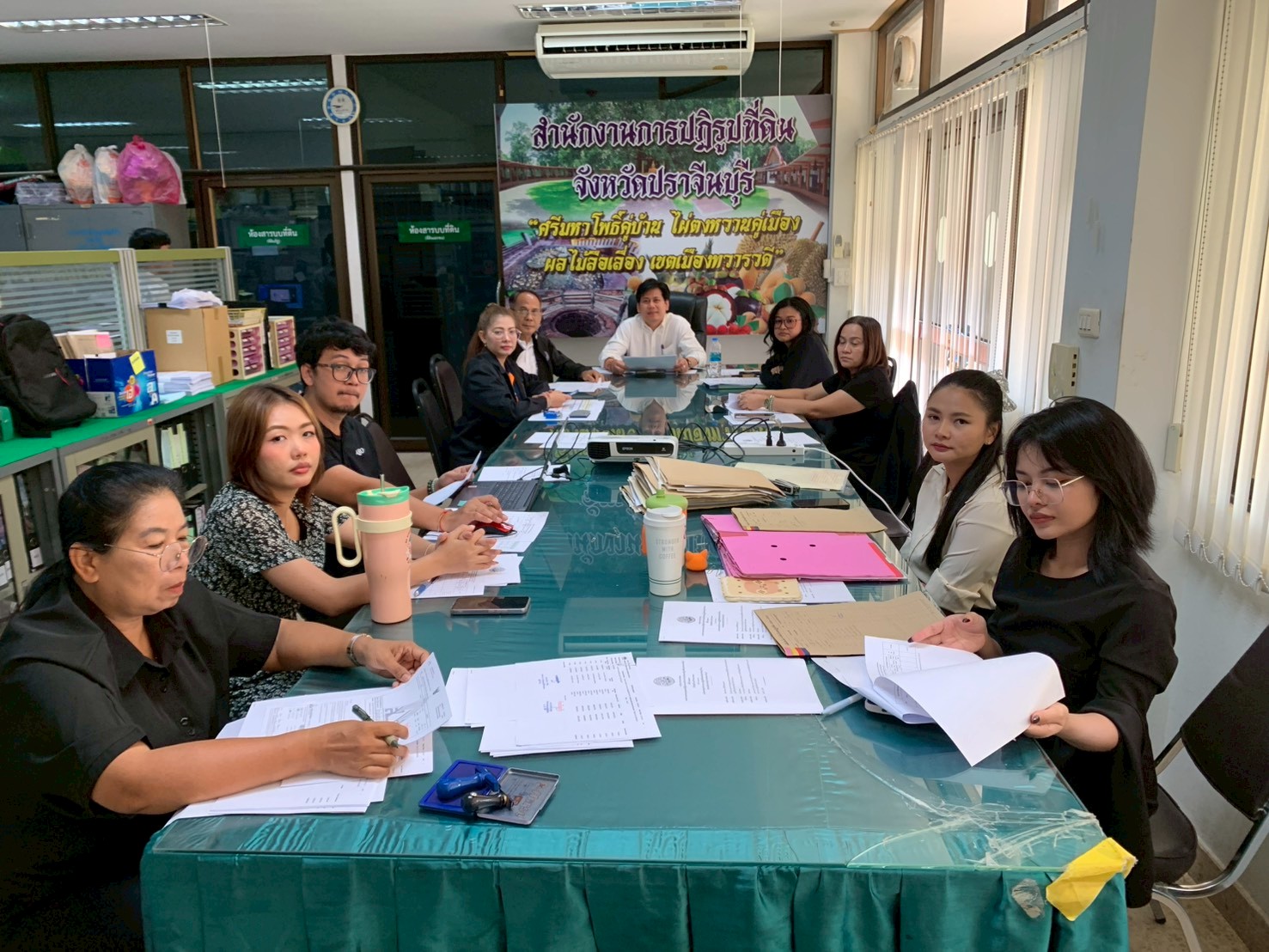 title - วันที่ 25 มีนาคม 2569 เวลา 08.30 น. นายวิทูล ประดิษฐบุญ ปฏิรูปที่ดินจังหวัดปราจีนบุรี  พร้อมด้วยผู้อำนวยการกลุ่มงานช่างและแผนที่ ผู้อำนวยการกลุ่มกฎหมาย ผู้อำนวยการกลุ่มการเงินบัญชีและจัดเก็บผลประโยชน์ ผู้อำนวยการกลุ่มยุทธศาสตร์และการปฏิรูปที่ดิน และเจ้าหน้าที่ ส.ป.ก.ปราจีนบุรี ที่เกี่ยวข้อง จัดการประชุมคณะทำงานตรวจสอบคุณสมบัติผู้ยื่นคำขอเข้าทำประโยชน์ในเขตปฏิรูปที่ดินจังหวัดปราจีนบุรี ครั้งที่ 8/2569 ณ ห้องประชุมสำนักงานการปฏิรูปที่ดินจังหวัดปราจีนบุรี